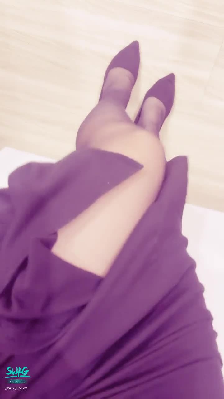 sexyivyivy : 穿上高跟鞋是不是更好了一點
有沒有更想幫我把絲襪脫掉壞壞了😈😈😈
