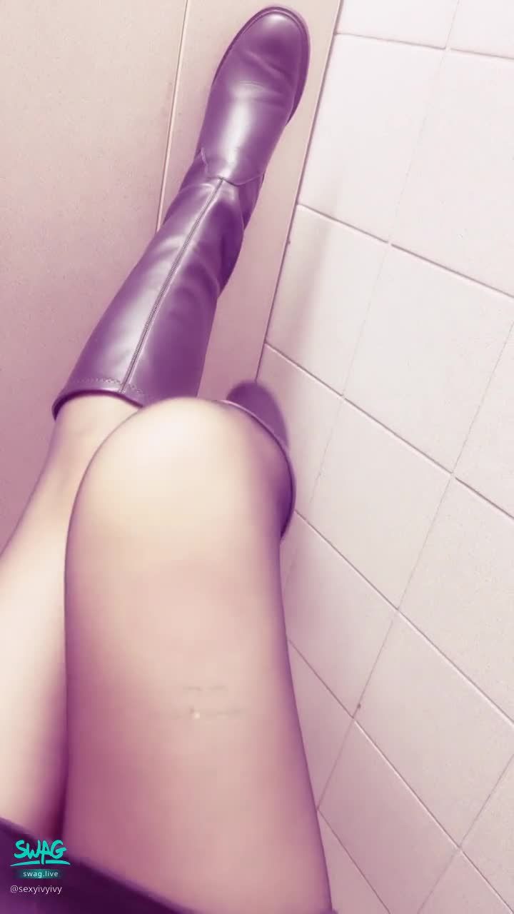 sexyivyivy : 今天下雨想騷穿這樣可以嗎😈😈😈
可以這樣張開腳
被寶貝撕破絲襪壞壞嗎