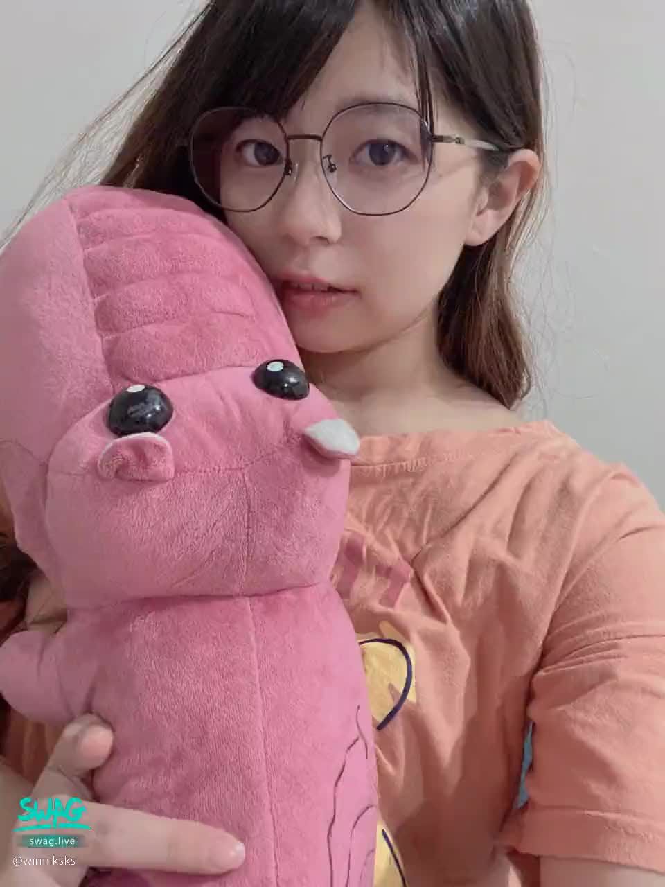w*******s : 今天晚上維尼沒有直播
大家要想維尼哦🥺
#維尼 #日常 #童顏 #巨乳