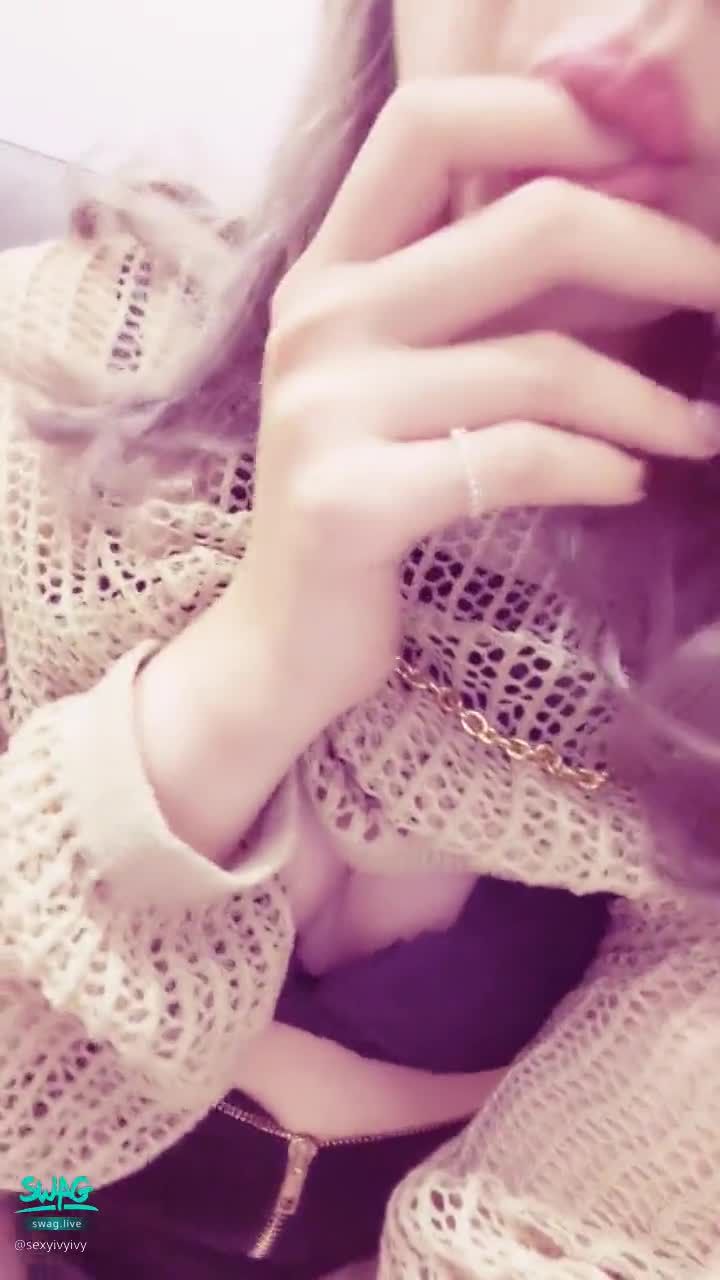  : 寶貝想要被我的柔軟嘴唇
跟厲害的舌頭含著棒棒嗎😈😈😈
受不了的話那寶貝可以把褲子脫掉了。。。