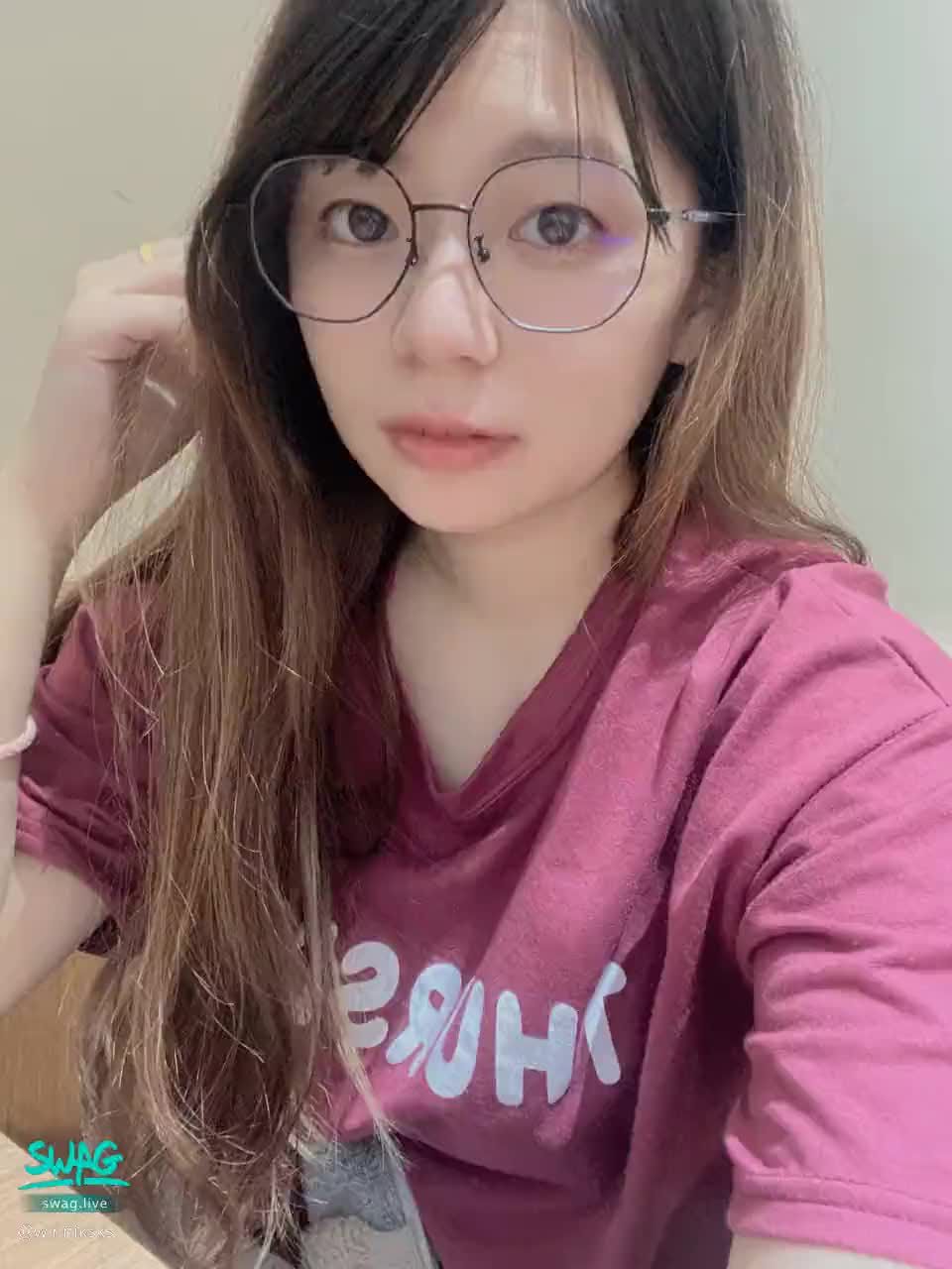 w*******s : 下午3:30維尼直播要來看唷🥰

#維尼 #日常 #童顏 #巨乳