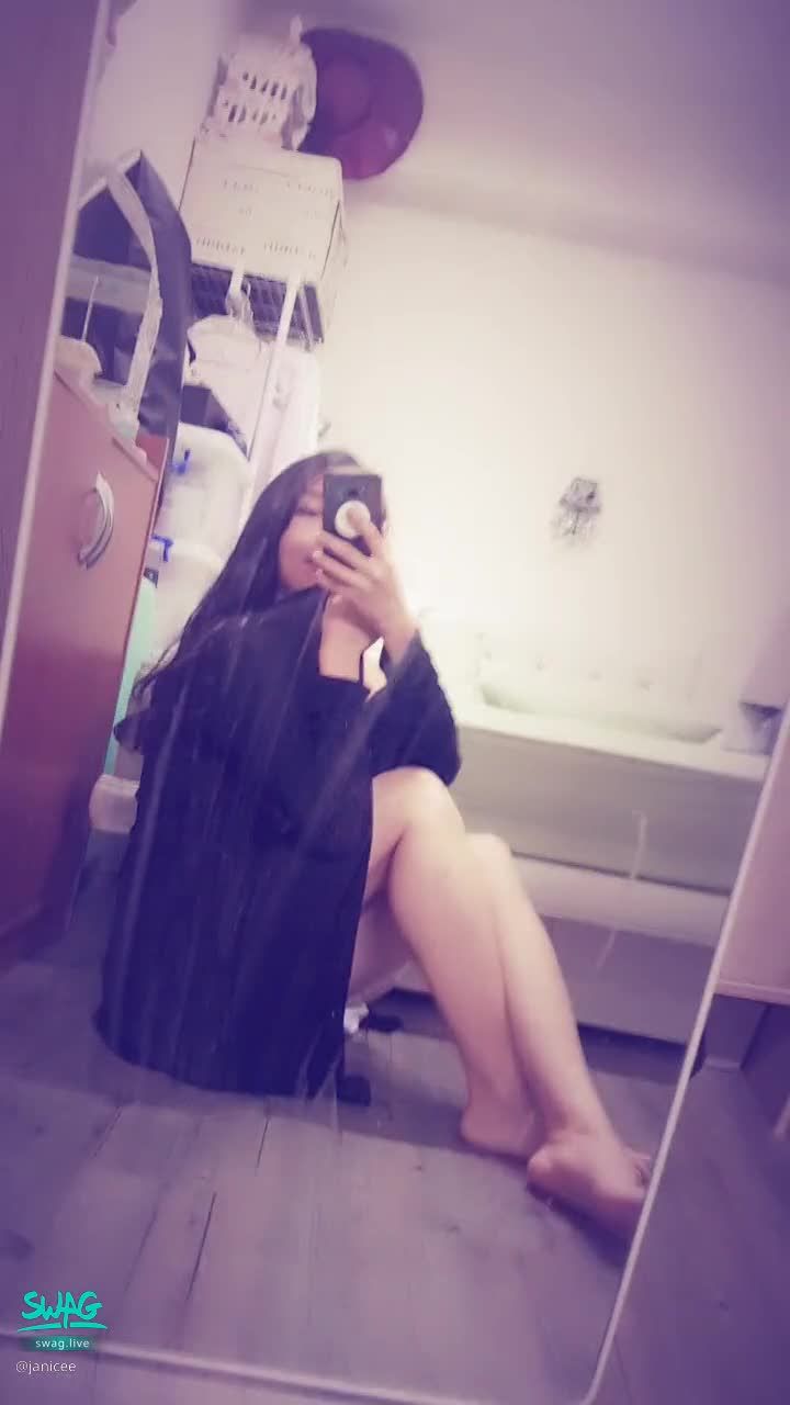  : exposure panties 😈
Sitting in a nightgown ♥️
Thin and sexy under the coat 🎀
Skin-to-skin low-cut silk pajamas 💙
Turn around and have beautiful skin 🌸
sleep dress 🌹
#深V #睡衣 #短裙 #低胸 #性感 #美腿 #長髮 #細肩帶 #美背 #鎖骨 #曝光 #小褲