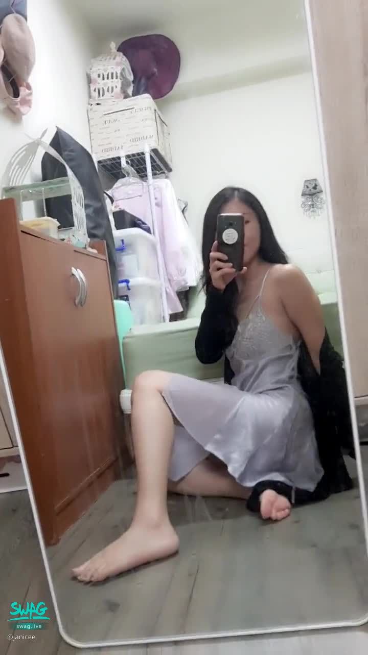 janicee : 側身的曲線♥️
短裙裙擺下若隱若現的大腿根部💋
撥頭髮時露出腋下👀
外套下的輕薄性感🎀
貼在肌膚上的低胸絲質睡衣💙
轉過身美背的肌膚🌸
Sleep dress🌹
#深V #睡衣 #短裙 #低胸 #性感 #美腿 #長髮 #細肩帶 #美背 #鎖骨 #腳底 #腋下