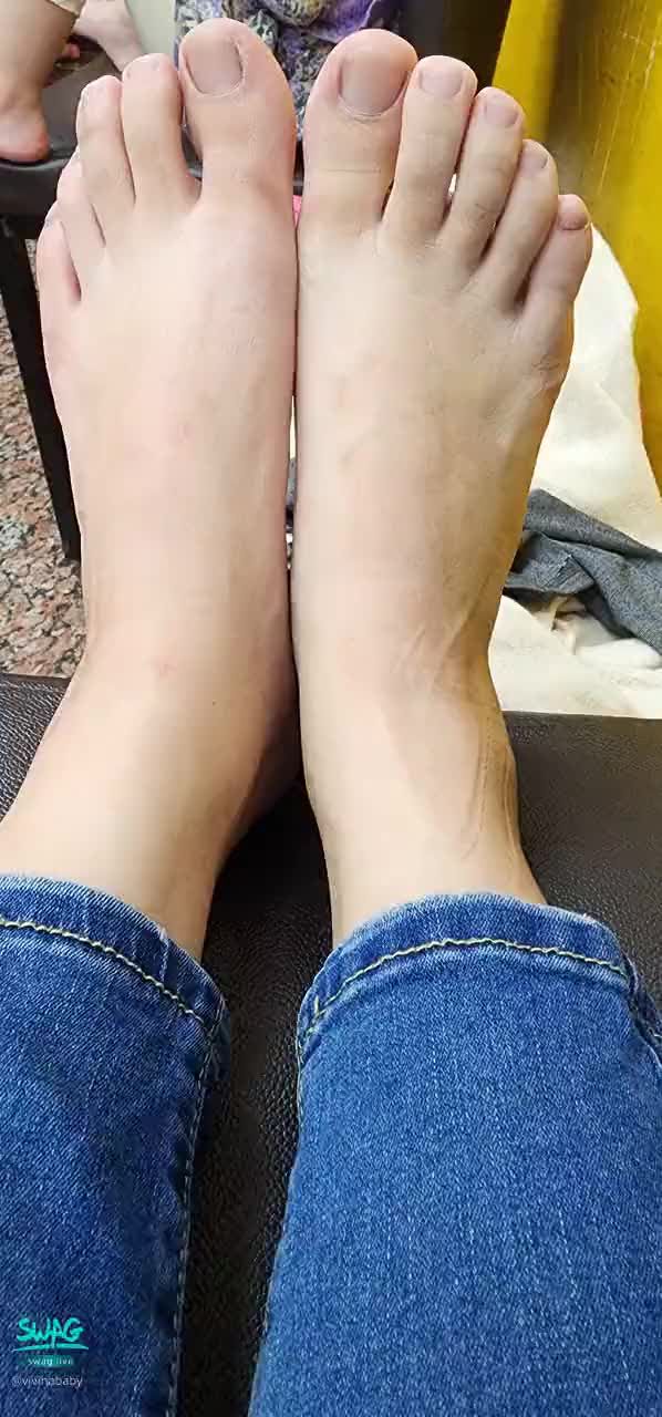 vivinababy : It's just ~ feel the feet are cold fu 😂
#腳 #足控 #足