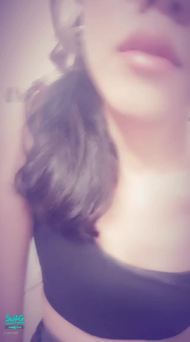 janicee : 想親吻雙唇嗎？
水嫩的雙唇🌹讓人想親吻♥️
蕾絲黑絲的絕對領域💓
短褲的褲底🎀
黑框眼鏡💋
Juicy lips💚
#運動內衣 #馬尾 #短褲 #性感 #美腿 #長髮 #絕對領域 #膝上襪 #鎖骨 #黑絲 #黑髮 #眼鏡