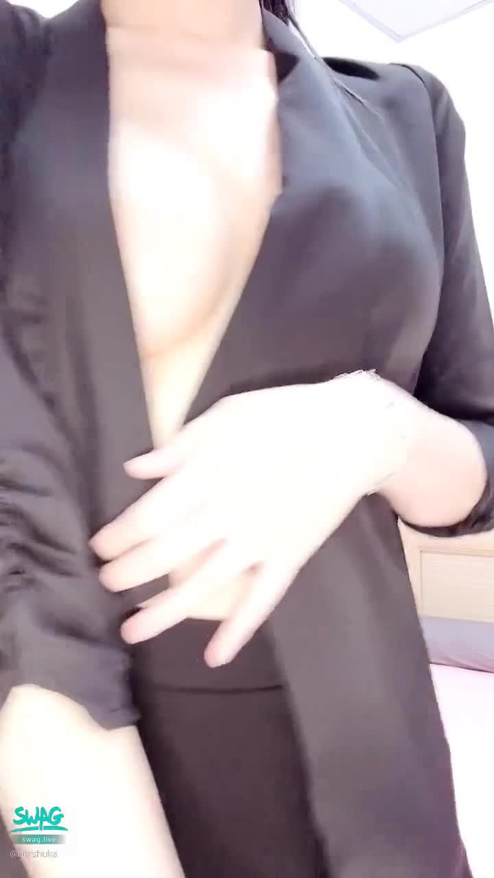 bershuka : 🖤老闆🖤 您找我嗎？💋

#巨乳 #大奶 #性感 #OL #黑色 #茉茉 #bershuka