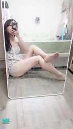 janicee : 動動美腿💙
睡褲性感的褲底💖
地板上的雙腳😍
週末下雨的百般聊賴👀
當你的甜點💓
低胸睡衣地板上的長腿坐姿💚摸摸腿😍
Be your dessert💋
#睡衣 #性感 #美腿 #長髮 #鎖骨 #裸足 #赤腳 #黑髮 #美腿 #深V #細肩帶 #低胸 #腿控 #腳底