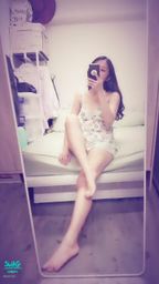 janicee : 坐在床上翹腳😍
直視大腿根部👀
週六潮濕的夜晚💦
當你的甜點💓
低胸睡衣💚
Be your dessert💋
#睡衣 #性感 #美腿 #長髮 #鎖骨 #裸足 #赤腳 #黑髮 #美腿 #深V #細肩帶 #低胸 #腿控
