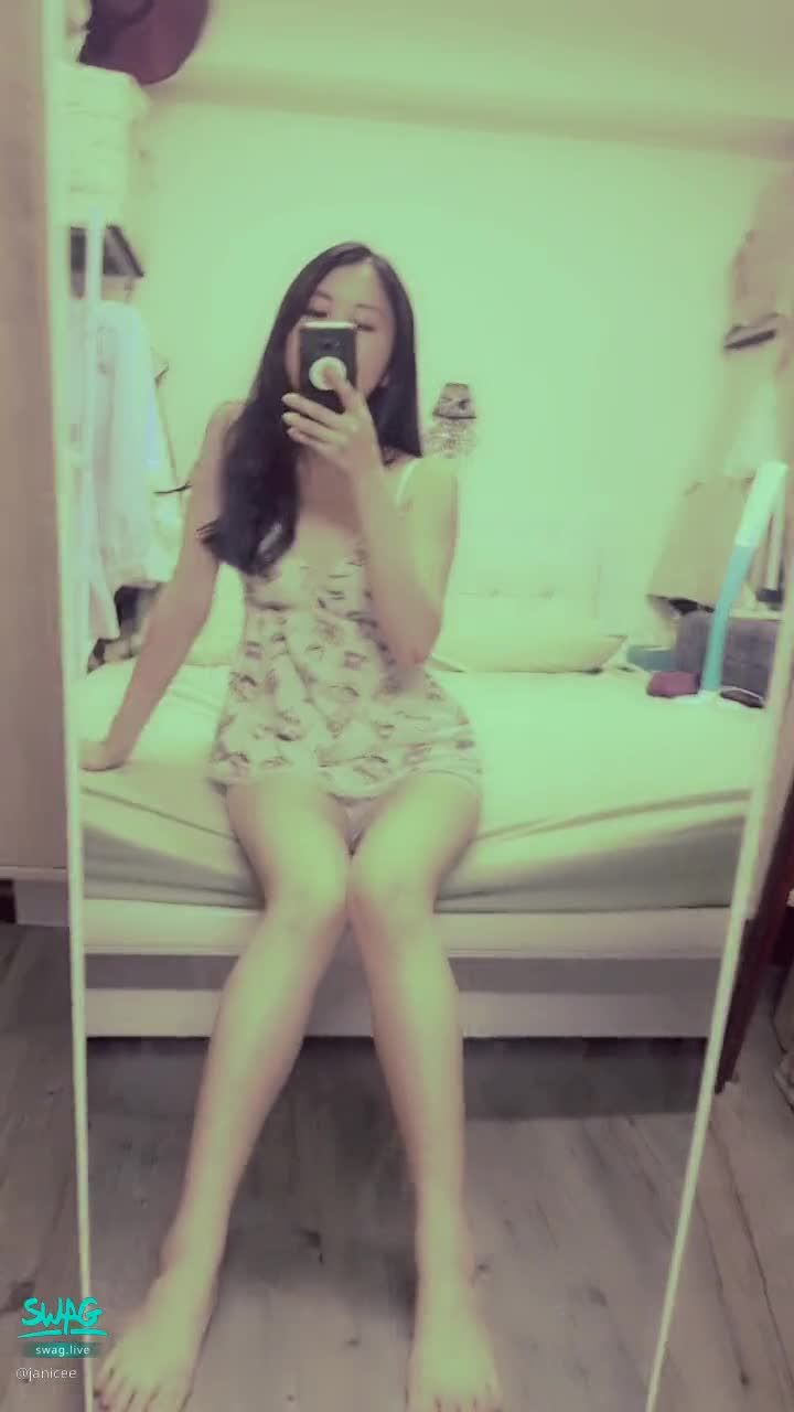 janicee : 下雨的夜晚💦💦
你都在做什麼呢？
甜點系睡衣💓
床上洋娃娃的坐姿💚撥個頭髮😍
Be your dessert💋
#睡衣 #性感 #美腿 #長髮 #鎖骨 #裸足 #赤腳 #黑髮 #美腿 #深V #細肩帶 #低胸 #腿控