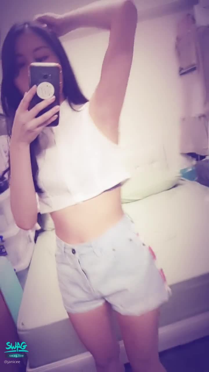  : short pure top 🌹
Raise your hand to reveal your underwear 😈
white short shirt 💙
Bare feet under sexy denim shorts 💓
Beneath the shirt 🎀
#露腰 #性感 #美腿 #長髮 #裸足 #赤腳 #黑髮 #美腿 #內衣 #bra #牛仔褲 #腋下 #腿控