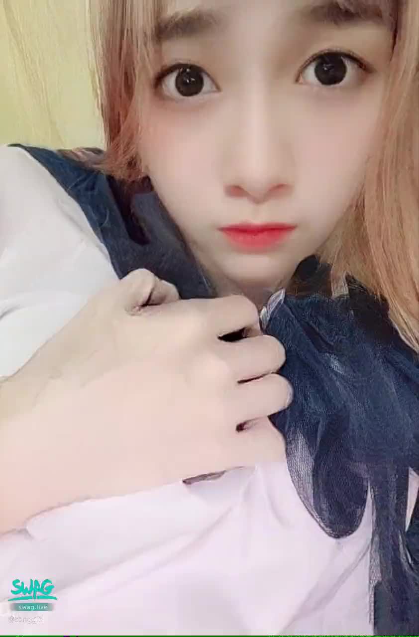 tonggirl : 學長們好😈 娜娜來了🫦 
一早起床 就受不了🤪 
學長揉小肉包嗎😈
#揉奶#娜娜#可愛#新人