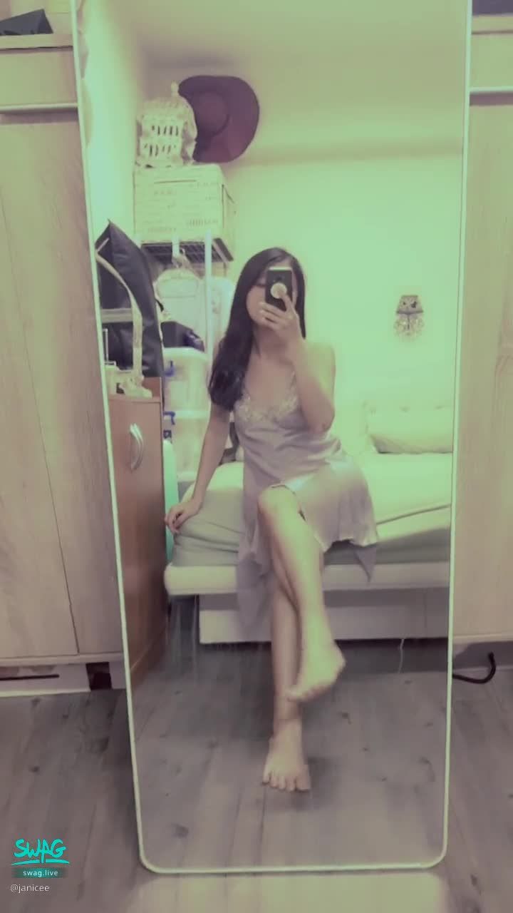  : sitting by the bed 👀
Restless soles 👠
Beautiful legs under the semi-transparent skirt 💖
The looming thigh root under the short skirt 💚
Spaghetti strap satin low-cut pajamas ♥️
exposing large areas of skin ⭐
Deep collarbone and beautiful back 💋
#鎖骨 #睡衣 #細肩帶 #低胸 #緞面 #長髮 #赤腳 #美腿 #裸足 #美背 #腳趾