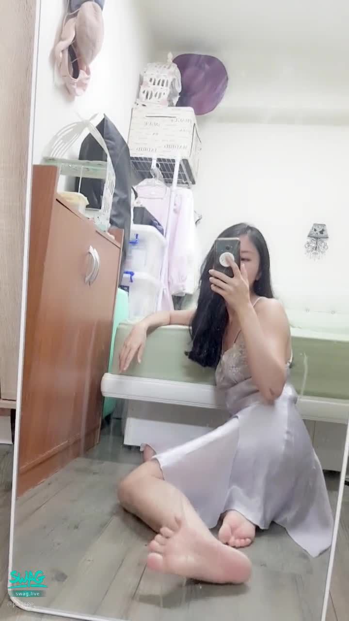  : Leaning on the edge of the bed 🌸 Move the soles of your feet 💚
Turn your head into a sexy and beautiful back with bare muscles 😍
Clear butt curves under the transparent skirt 💖
thin satin pajamas ♥️
Plunge neckline reveals a lot of skin ⭐
Spy on the collarbone and beautiful back 👀
satin sleep dress 💙
#鎖骨 #睡衣 #細肩帶 #低胸 #緞面 #長髮 #赤腳 #美腿 #裸足 #腳趾 #腳底 #美背