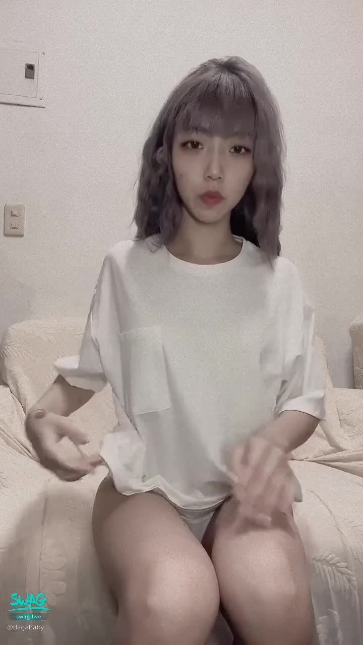 dagababy : 有這樣的女友…

你還不回家揉爆她😍

所以要給你.還是不給你呢🙈