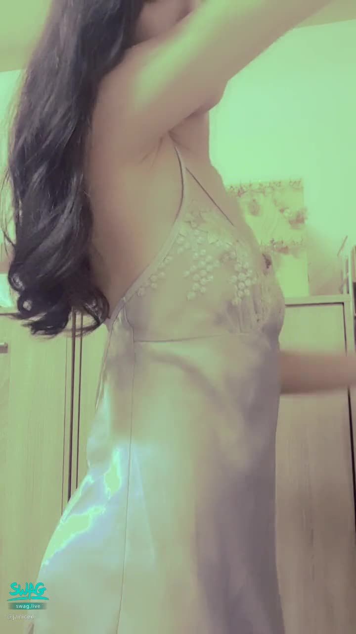  : transparent skirt curve 💖
sexy satin pajamas ♥️
Plunge neckline reveals a lot of skin ⭐
Spy on the collarbone and beautiful back 👀
satin sleep dress 💙
#鎖骨 #睡衣 #細肩帶 #低胸 #緞面 #長髮 #嘴唇