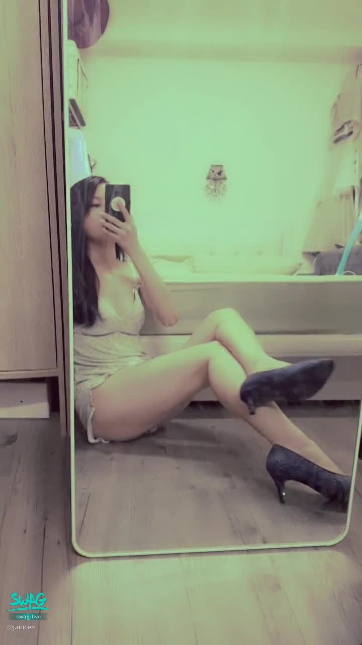 janicee : 地板上交叉高跟鞋美腿👀
高跟鞋的細跟鞋底🌸
深V小清新睡衣♥️
高衩睡褲的大長腿💚
Sleep wear💙
#鎖骨 #睡衣 #細肩帶 #低胸 #長髮 #高跟鞋 #深V #sexy #細跟