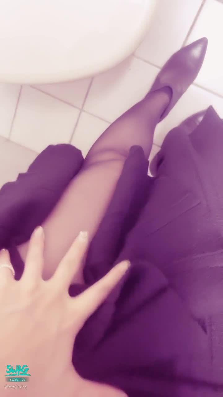 sexyivyivy : 天氣變冷了😈今天穿長裙去上班
寶貝是不是想躲在我裙底取暖了