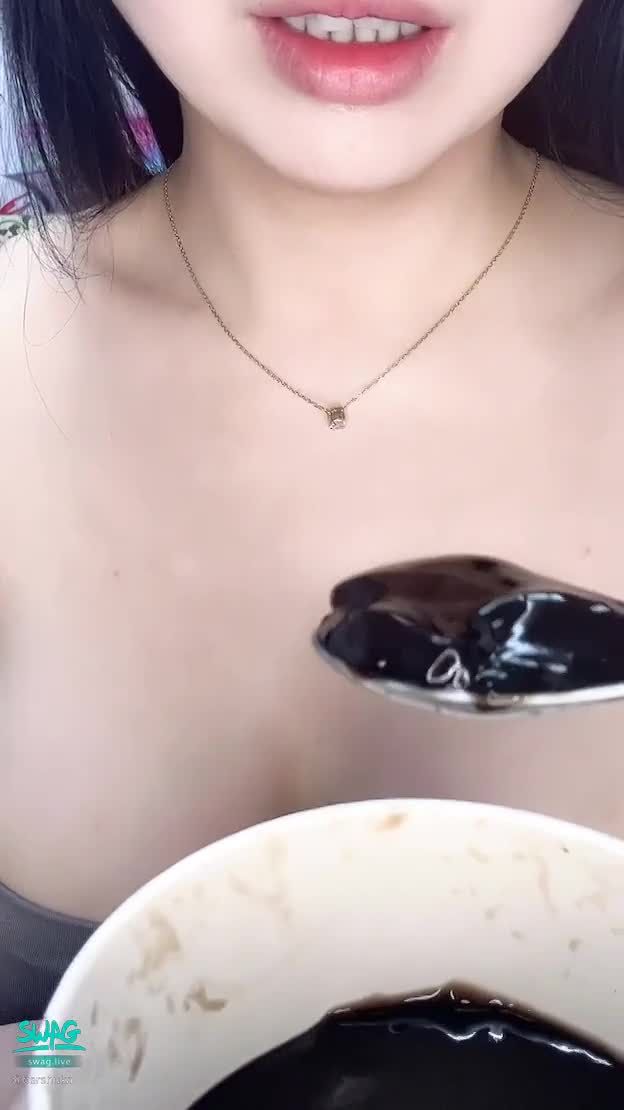 bershuka : 天氣好冷🥺 想不想跟我一起吃燒仙草取暖？🔥

#茉茉 #bershuka #巨乳 #G奶 #大奶