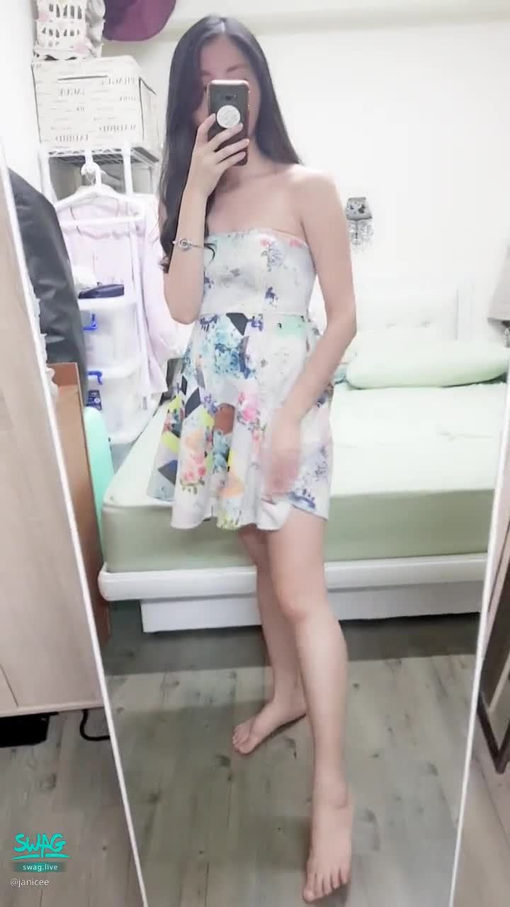 janicee : 轉過身的美背🎀
約會系裝扮👀
短裙下光滑的雙腿💚
Dating dress💓
#鎖骨 #洋裝 #肩膀 #低胸 #長髮 #平口 #短裙 #黑髮 #美腿 #赤腳 #裸足 #腳趾