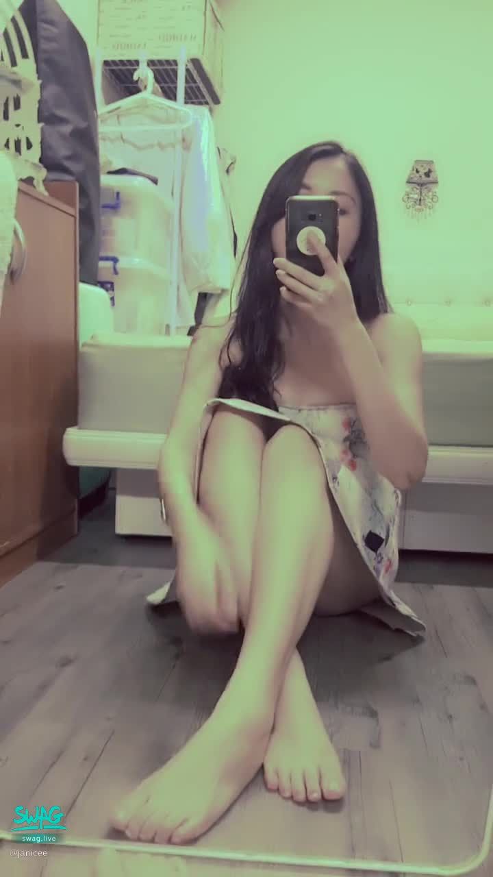 janicee : 地板上剛好不會曝光的角度👀
看到短裙下的大腿根部💙
發光的雙腳💚
Dating dress💓
#鎖骨 #洋裝 #肩膀 #低胸 #長髮 #平口 #短裙 #黑髮 #美腿 #赤腳 #裸足 #腳趾