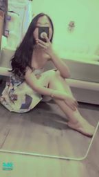 janicee : 穿洋裝在地板上坐著♥️
動動短裙下發光的雙腿💚
裙擺下的赤腳👀
Dating dress💓
#鎖骨 #洋裝 #肩膀 #低胸 #長髮 #平口 #短裙 #黑髮 #美腿 #赤腳 #裸足 #腳趾
