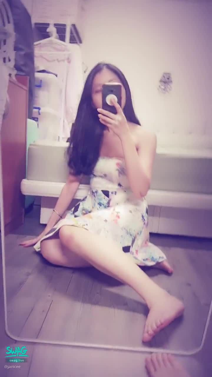 janicee : 坐在地板上的洋裝少女🎀
約會系裝扮👀
動動短裙下的赤腳💚
可愛的腳底🌹
Dating dress💓
#鎖骨 #洋裝 #肩膀 #低胸 #長髮 #平口 #短裙 #黑髮 #美腿 #赤腳 #裸足 #腳趾