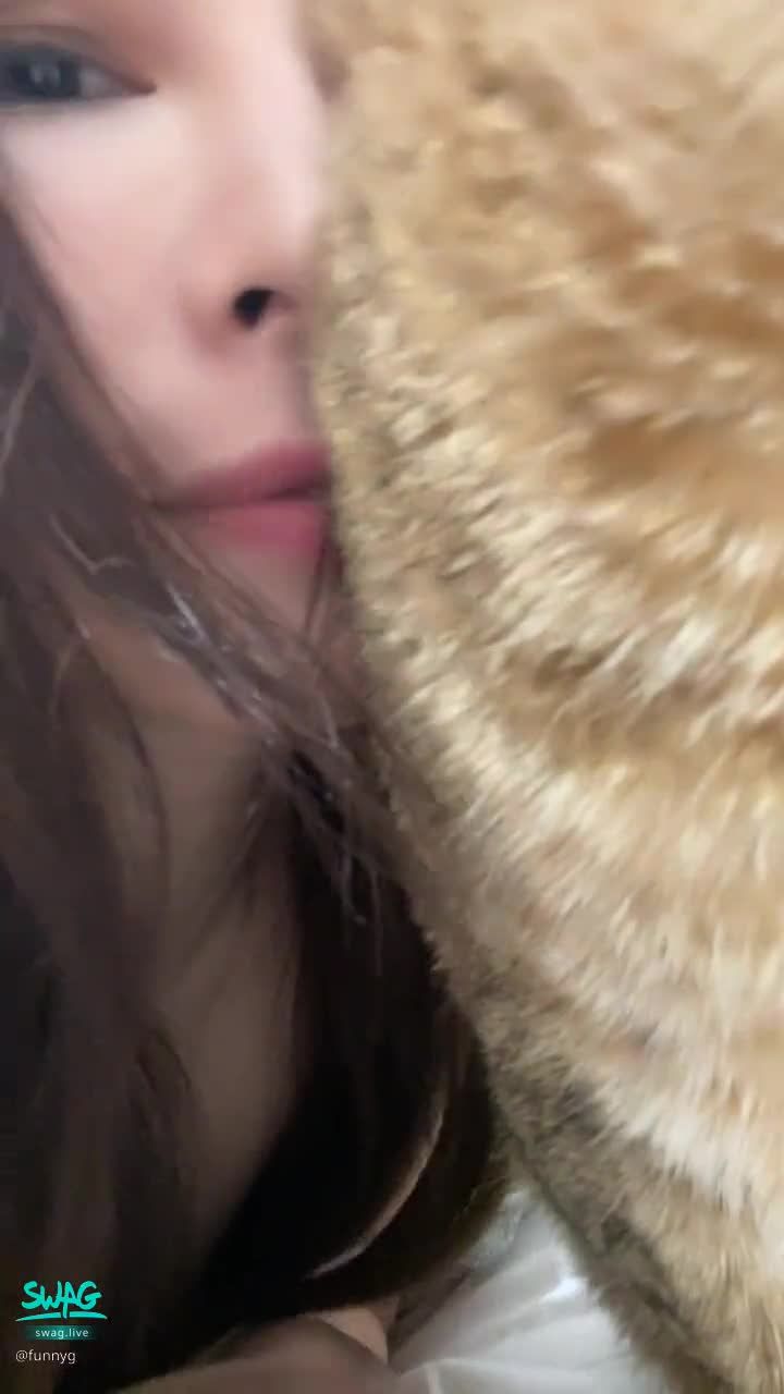 funnyg : 🔥貓咪和我 你選哪一個🤭🔥


有美女當然要找朋友一起看💜💜💜
12/15前，邀請好友、透過下面網址連結，
註冊新會員並儲值$1000以上
有禮物拿還有機會跟可可一對一純吃飯💜

https://swag.run/swag-funnyg


3名以上的推薦者：
抽甜蜜約會+熱門私藏小片2部💜

5名以上的推薦者：
抽甜蜜約會2次+電話熱線📞🧡

7名以上的推薦者：
抽甜蜜約會2次+可可愛愛抱枕💙

10名以上的推薦者：
抽甜蜜約會3次+原味xx+毛巾💛

15名以上❣️❣️
💟甜蜜約會1次💟
再贈唇印拍立得💋

✨✨快邀好友一起加入深夜樂園🤡✨✨