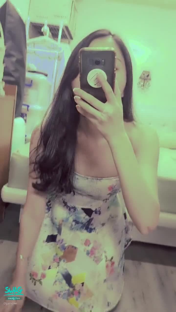 janicee : 地板上跪著💖彎腰的低胸視野👀👀
拉起裙擺💓
約會系裝扮👀
馬甲式小洋裝💚
Dating dress💋
#鎖骨 #洋裝 #肩膀 #低胸 #長髮 #平口 #短裙 #黑髮 #美腿 #腳趾 #赤腳 #裸足