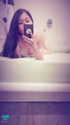 janicee : 放下兩側的肩帶💙
趴在床上😈
把胸部放在床上的視角♥️
Sleep wear💚
#鎖骨 #細肩帶 #肩膀 #低胸 #長髮 #深V #睡衣 #黑髮 #美腿 #裸足 #赤腳