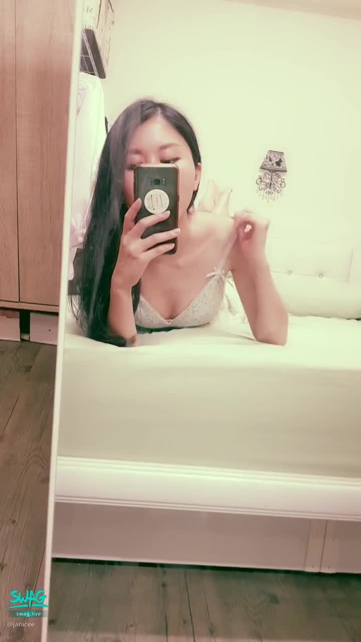 janicee : 放下一側肩帶💙
趴在床上😈
露出香肩的肌膚♥️
Sleep wear💚
#鎖骨 #細肩帶 #肩膀 #低胸 #長髮 #深V #睡衣 #黑髮 #美腿 #裸足 #赤腳