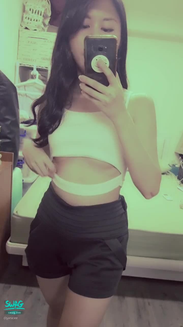 janicee : 性感南半球與赤腳美腿💋
看完世足賽，來打球呀💙
露出渾圓下乳的特殊設計小可愛💓
South semisphere♥️
#鎖骨 #細肩帶 #肩 #長髮 #下乳 #南半球 #黑髮 #美腿 #裸足 #赤腳