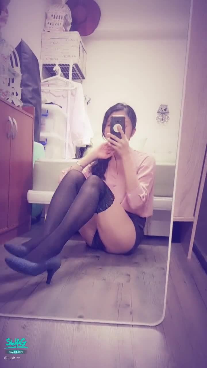 janicee : 張開雙腿的OL💓性感黑絲高跟鞋M字腿😍
坐在地板上脫下高跟鞋又穿回去👠
特別設計的孔雀黑絲💚
窺見短褲的褲底💖
Out of office🌹
#OL #襯衫 #短褲 #高跟鞋 #馬尾 #美腿#黑絲 #大腿襪 #絕對領域