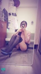 janicee : 張開雙腿的OL💓性感黑絲高跟鞋M字腿😍
坐在地板上脫下高跟鞋又穿回去👠
特別設計的孔雀黑絲💚
窺見短褲的褲底💖
Out of office🌹
#OL #襯衫 #短褲 #高跟鞋 #馬尾 #美腿#黑絲 #大腿襪 #絕對領域