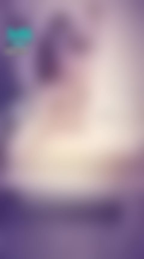 janicee : 趴著透出內衣的視角