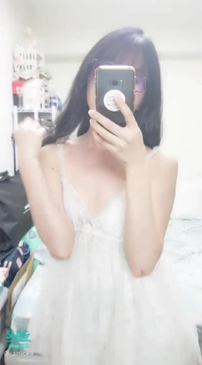 janicee : 解開肩帶的小公主💚
公主款睡衣⭐
性感深V，露出胸口的肌膚🌹
放下肩帶時半裸的性感誘惑💖
用柔軟承接你的剛硬😈
光著腳ㄚ子😍