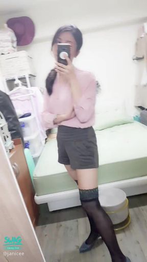janicee : 性感黑絲高跟鞋OL👠
綁著馬尾,短褲襯出修長美腿💗
氣質襯衫💖
腿上是一圈孔雀蕾絲的絕對領域😈
sexy lady💚
#sexy #襯衫 #OL #高跟鞋 #絲襪 #大腿襪 #絕對領域 #美腿 #馬尾