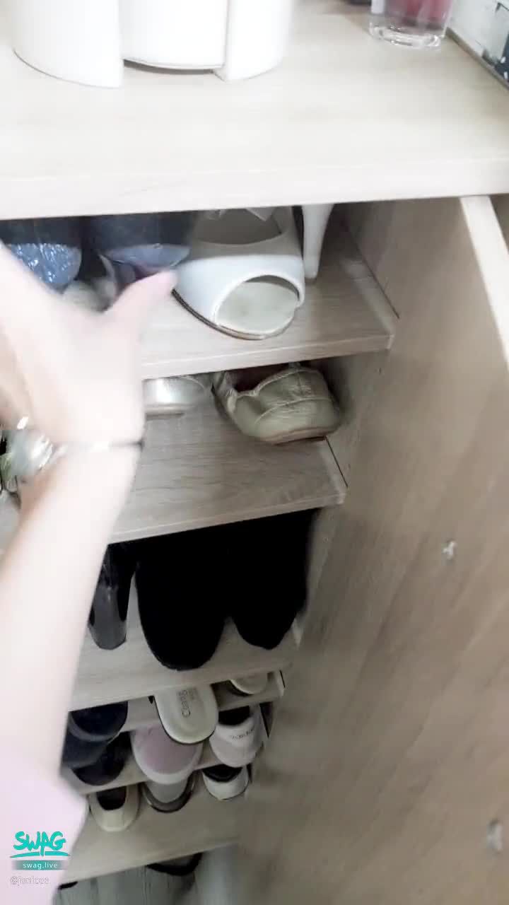 janicee : 打開新鞋櫃，拿出細跟高跟鞋👠
綁著馬尾的氣質OL，穿著黑絲的修長美腿💗
腿上是一圈孔雀蕾絲的絕對領域😈
sexy lady💚
#sexy #襯衫 #OL #高跟鞋 #絲襪 #大腿襪 #絕對領域 #美腿 #馬尾