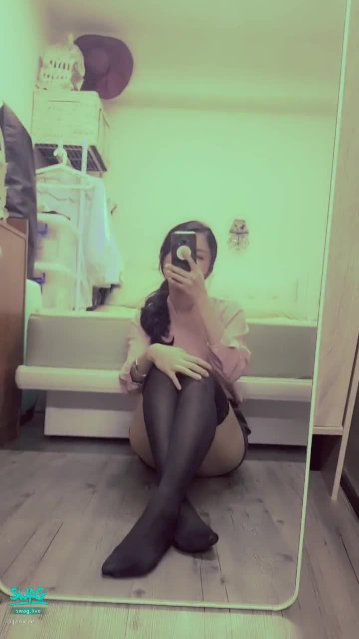 janicee : M字腿黑絲馬尾OL🌹
張開雙腿♥️
修長的大腿襪美腿😍
腿上的一抹孔雀蕾絲💚
性感長腿💗
Peacock lace💙
#襯衫 #美腿 #短褲 #馬尾 #膝上襪 #黑絲 #蕾絲 #絕對領域 #OL #長髮