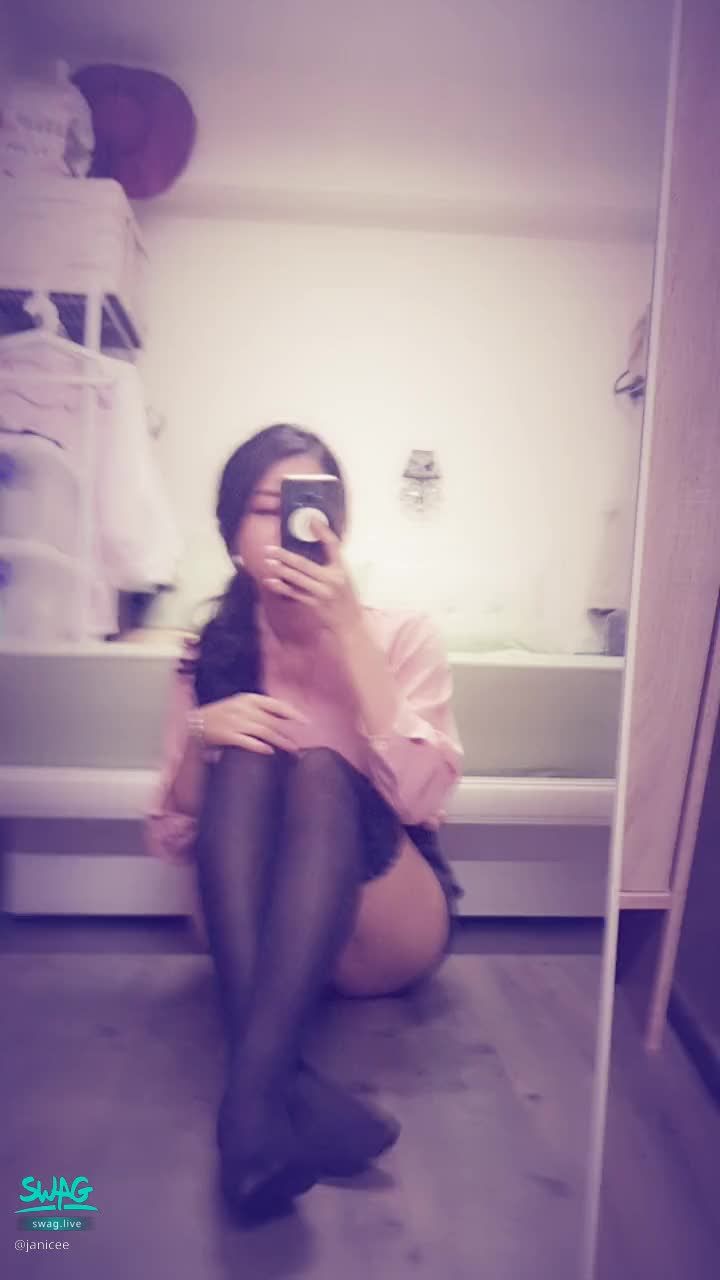 janicee : 剛好不會曝光的坐姿😈
黑絲馬尾OL🌹
腿上的一抹孔雀蕾絲💚
窺視性感長腿的大腿根部💗
近拍美腿♥️
Peacock lace💙
#襯衫 #美腿 #短褲 #馬尾 #膝上襪 #黑絲 #蕾絲 #絕對領域 #OL #長髮