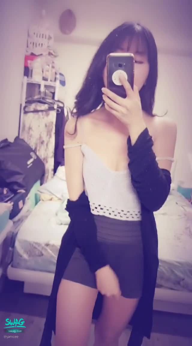 janicee : 讓上衣掉下來🌸
解放肩帶😍
讓背心落下👀
性感前胸的肌膚🌹
Drop the top💙
#美腿 #鎖骨 #低胸 #性感 #背心 #sexy #長髮 #裸足 #短褲 #細肩帶