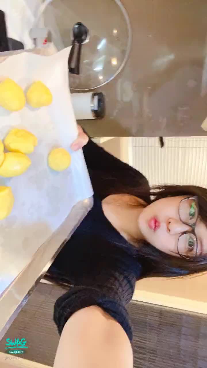 mumuq : 今天朋友來家裡學做鳳梨酥～🤭🤭一次就50顆的量 真的是會吃到臉圓圓😈