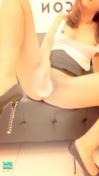 lovesisi : 💦💦潮吹第二發 噴到🈵️地淫水 還從沙發上流下來💦💦