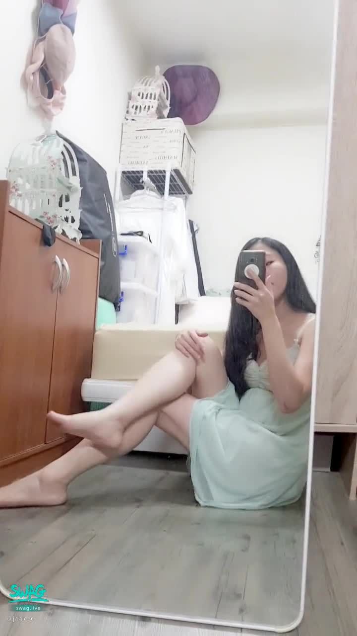 janicee : 美足的誘惑💓
窺探大腿根部的坐姿👀
性感低胸睡裙💋
伴你入夢🌹
Sweet dreams 💚
#深V #低胸 #美腿 #短裙 #睡衣 #赤腳 #裸足 #性感 #美足 #sexy #長髮 #鎖骨