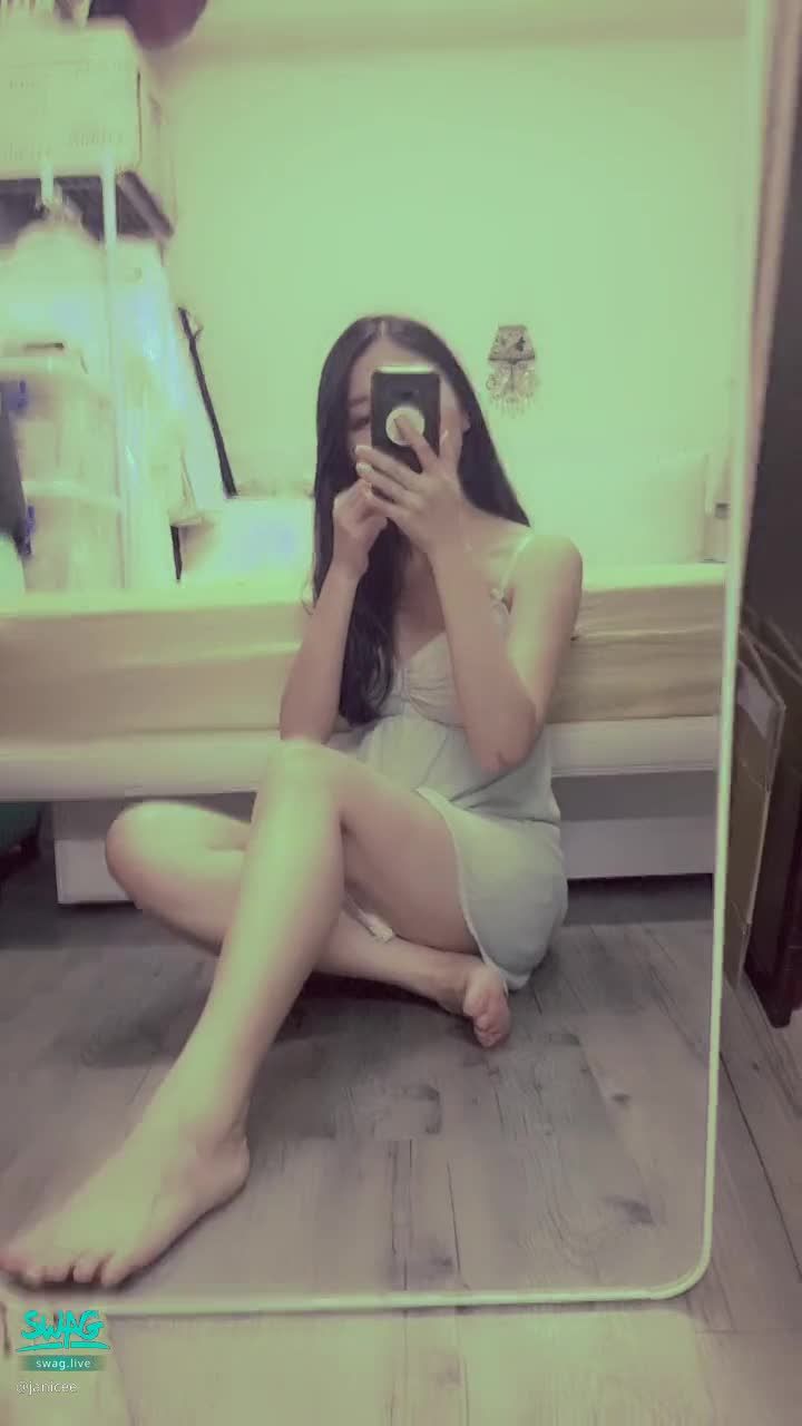  : Sitting on the floor exposed under the skirt 😈
touch beautiful legs 💖
The temptation of beautiful feet 💓 See the angle at the base of the thigh 💙
Peek into the sitting position at the base of the thigh 👀
sexy low cut nightdress 💋
sleep with you 🌹
Sweet dreams 💚
#深V #低胸 #美腿 #短裙 #睡衣 #赤腳 #裸足 #性感 #美足 #sexy #長髮 #鎖骨 #曝光