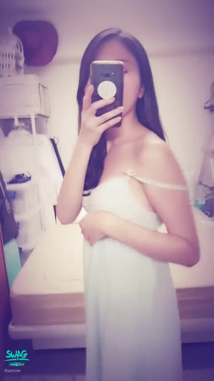  : Put down the shoulder straps of the pajamas, rub your chest 👀
pull the shoulder strap back ♥️
smooth back 😈
sexy low cut nightdress 💋
sleep with you 🌹
Sweet dreams 💚
#深V #低胸 #美腿 #短裙 #睡衣 #赤腳 #裸足 #性感 #美足 #sexy #長髮 #鎖骨
