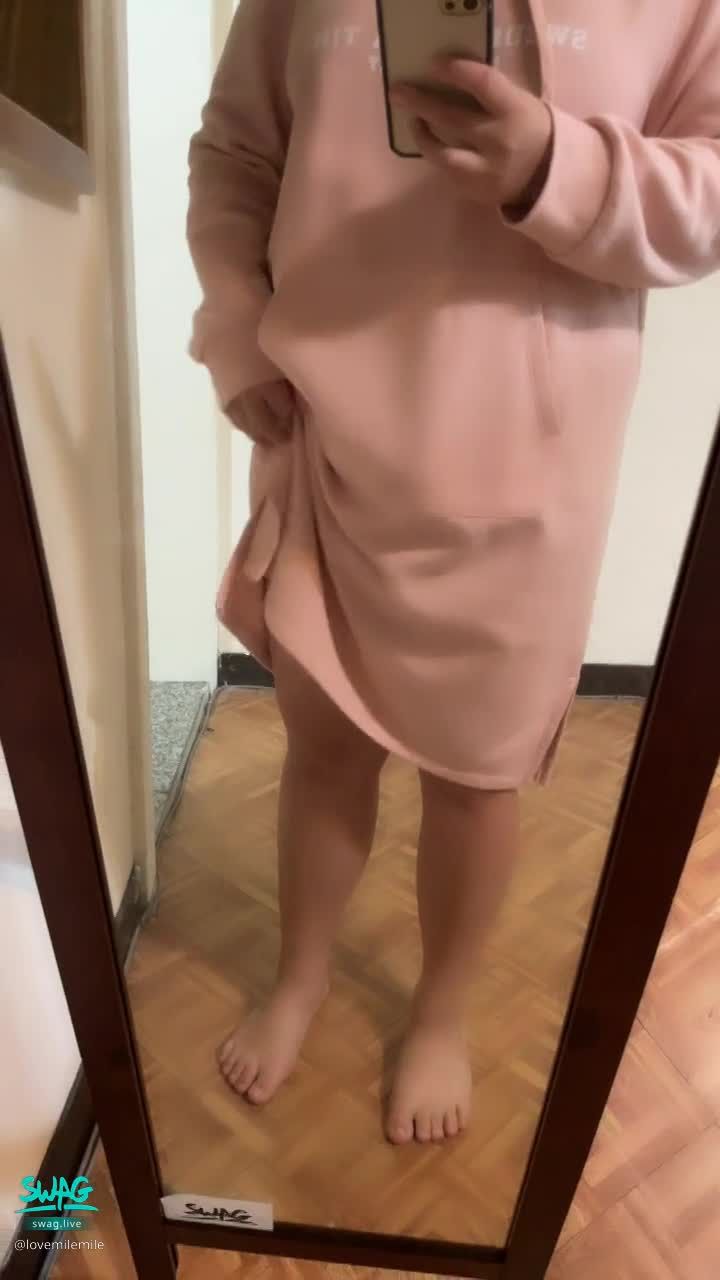 lovemilemile : 衣服下面是？
#腳 #蜜璃
