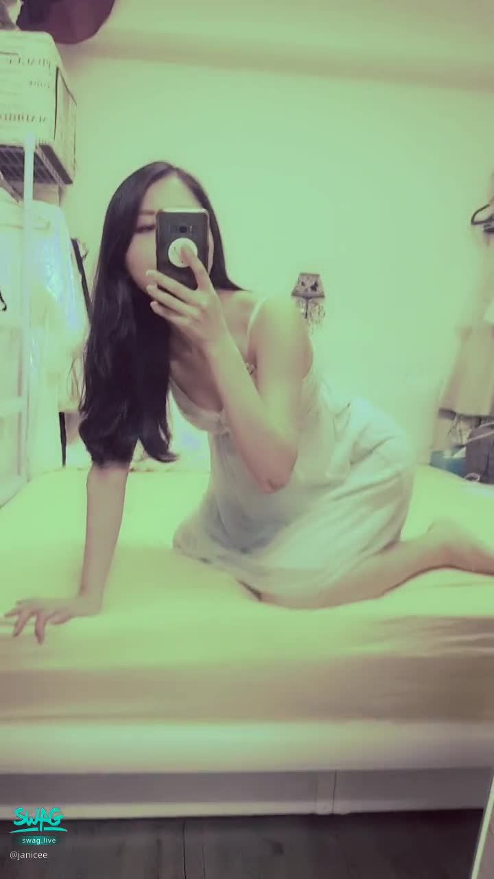  : kneeling on bed 💓
Smooth skin on the chest and deep clavicle ⭐
sexy low cut nightdress 💋
sleep with you 🌹
Sweet dreams 💚
#深V #低胸 #美腿 #短裙 #睡衣 #赤腳 #裸足 #性感 #美足 #sexy #長髮 #鎖骨