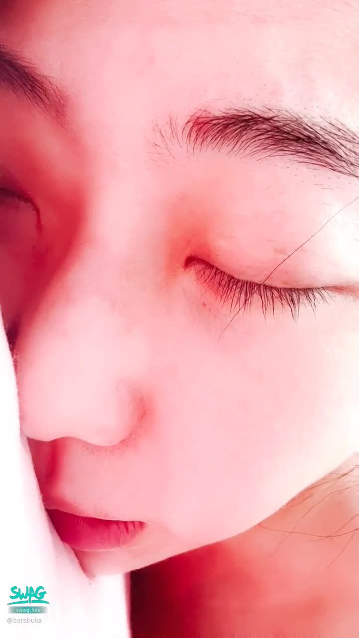  : Really uncomfortable... In addition to the discomfort, I am so tired that I just want to lie in bed all day 😵‍💫😪

#茉茉 #bershuka #確診隔離日記 #早安