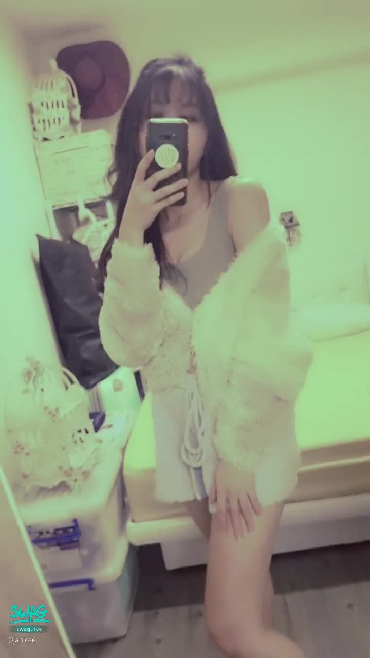  : It's getting colder, dress furry 💖
Bare feet and beautiful legs 👀
pull down jacket 😍 bare shoulders 💓
smooth skin ⭐
Bra top 💚
#美腿 #鎖骨 #低胸 #性感 #sexy #長髮 #赤腳 #裸足 #短裙 #bra #內衣 #內著 #挖洞 #露背