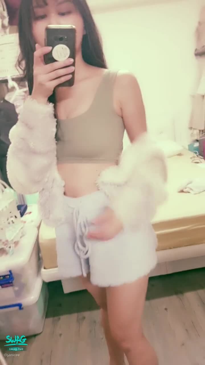  : It's getting colder, dress warmer 💖
Pull down the fur coat, sexy digging in the back 😍
the lines behind 💓
Bra top 💚
#美腿 #鎖骨 #低胸 #性感 #sexy #長髮 #赤腳 #裸足 #短裙 #bra #內衣 #內著 #挖洞 #露背